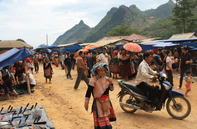 Pha Long market, Saturday morning from 6 a.m. to twelve